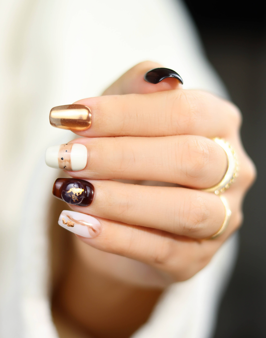 Cocoa Melt - ダークブラウン×ミルキー 大理石ニュアンス ゴールドアクセント ミディアムスクエアオフネイルチップ