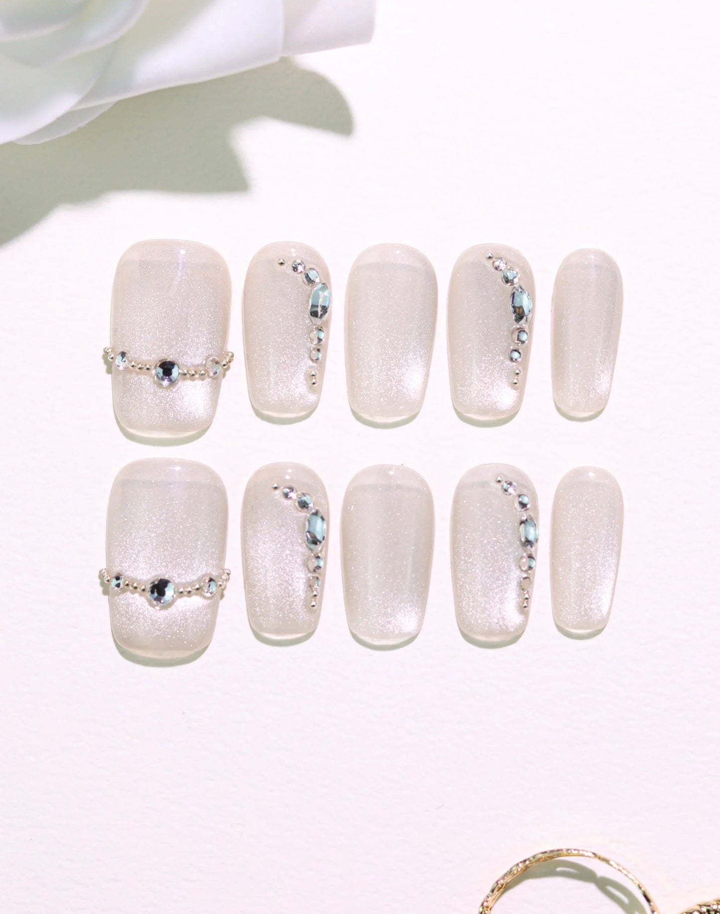 Moon Drape - シアーホワイトビジューライン上品ニュアンスミディアムスクエアオフネイルチップ