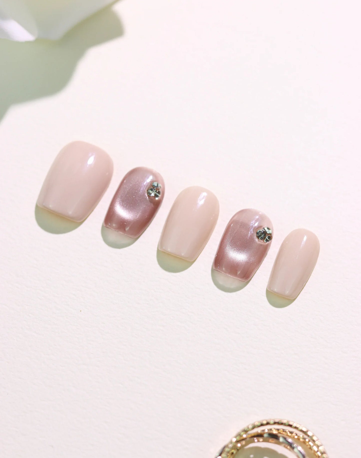 Cocoa Beige - ミルキーブラウン ワンポイントビジュー上品ニュアンスショートスクエアオフネイルチップ