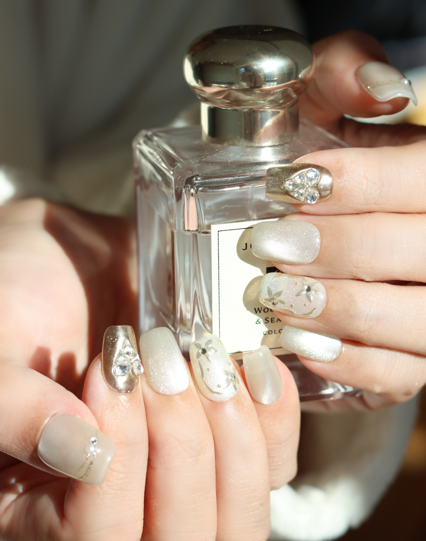 【20%OFF】Autumn Heart - ハートビジューミルキーグレー透明感ニュアンスショートスクエアオフネイルチップ