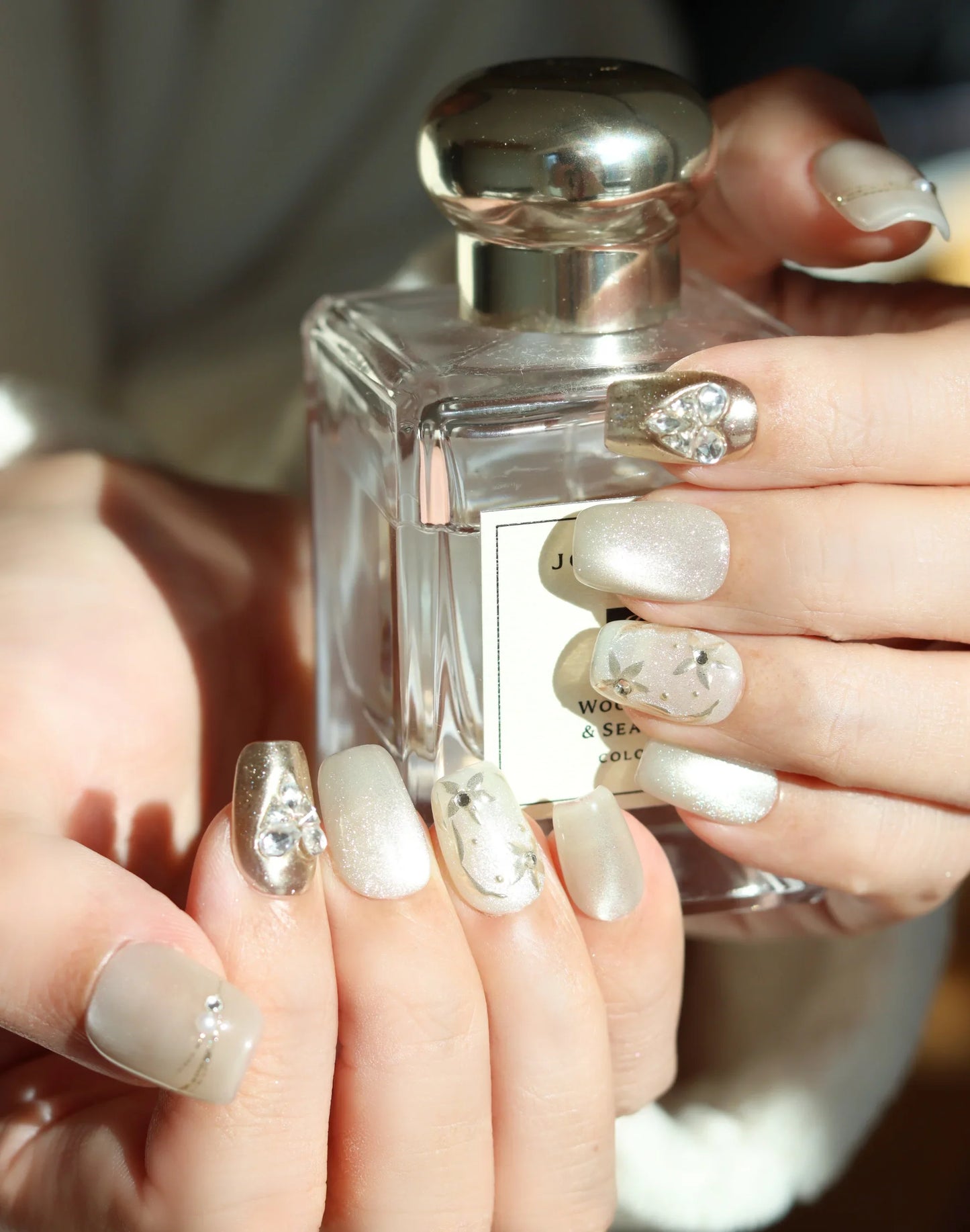 Autumn Heart - ハートビジューミルキーグレー透明感ニュアンスショートスクエアオフネイルチップ