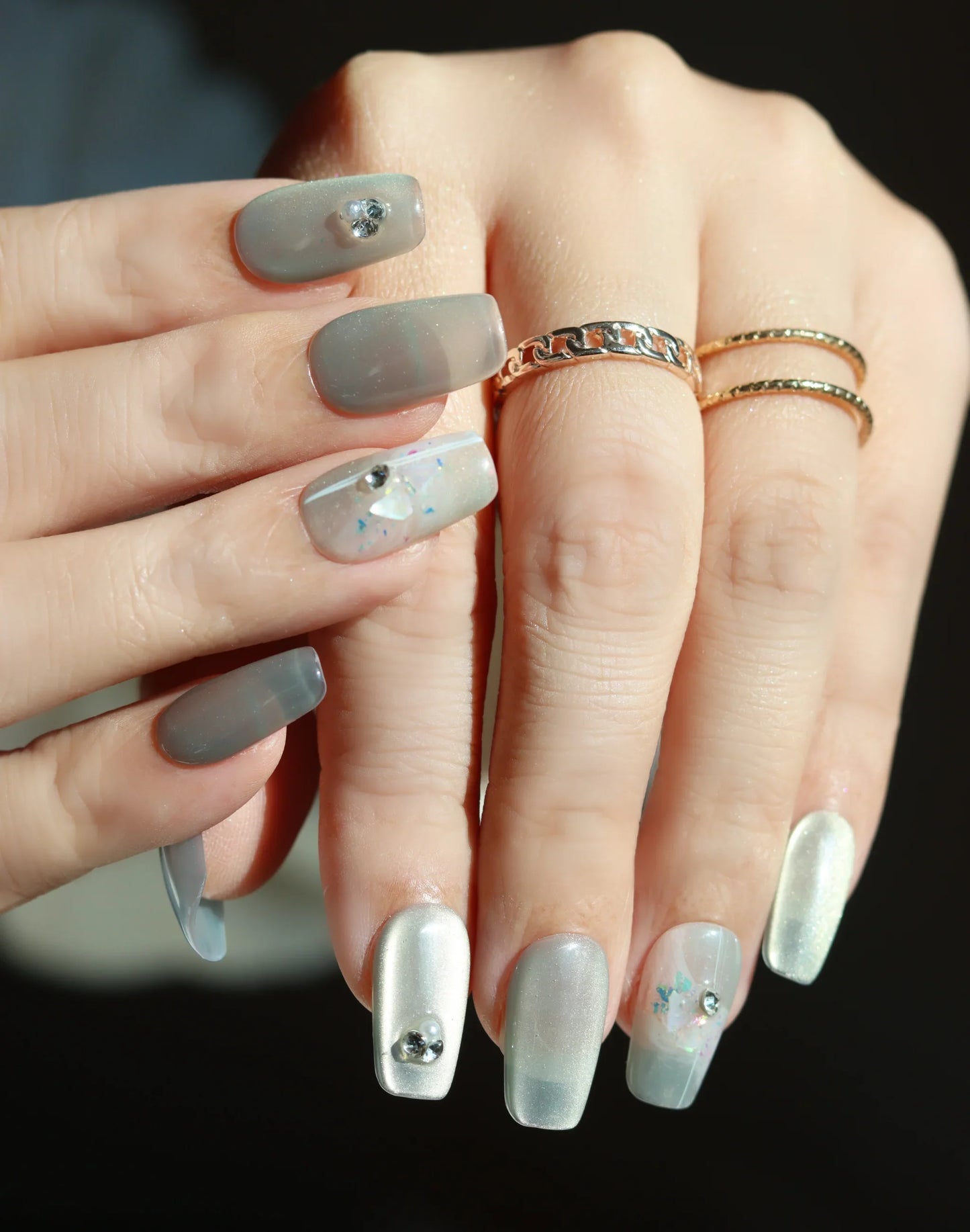 Moon Reflector - ミルキーシルバー 偏光ニュアンス 上品ビジューミディアムスクエアオフネイルチップ