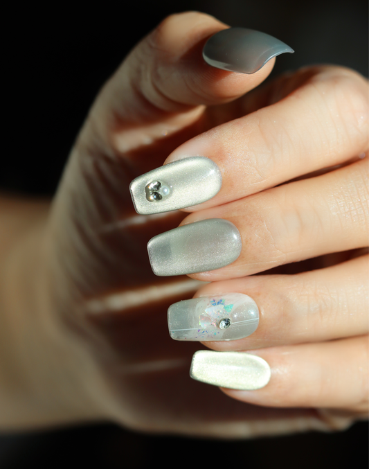 Moon Reflector - ミルキーシルバー 偏光ニュアンス 上品ビジューミディアムスクエアオフネイルチップ