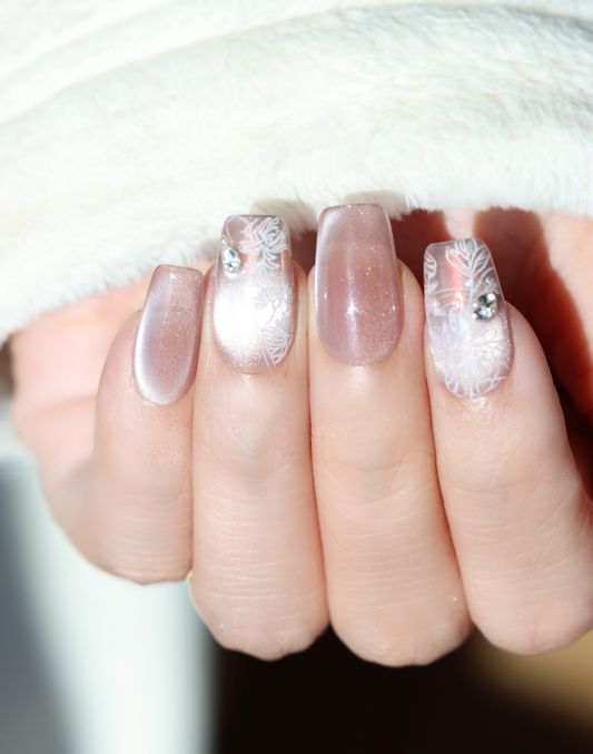 Rosy Lace - ローズベージュレースニュアンスビジュー上品 ミディアムスクエアオフネイルチップ