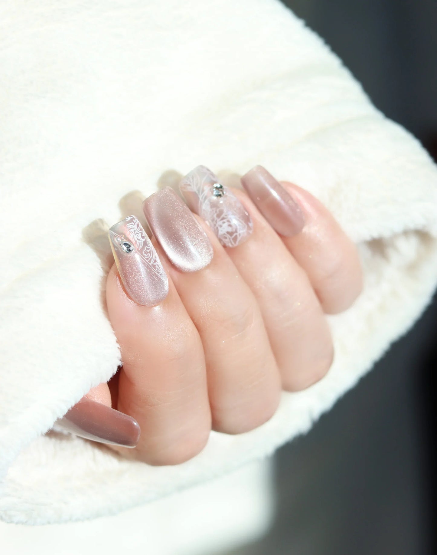 Rosy Lace - ローズベージュレースニュアンスビジュー上品 ミディアムスクエアオフネイルチップ