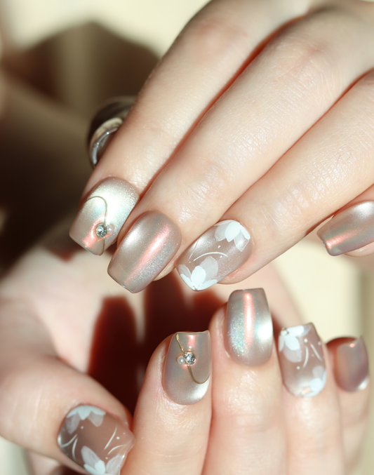 Petal Cloud - ミルキーベージュ花びらニュアンス透け感ショートラウンドネイルチップ