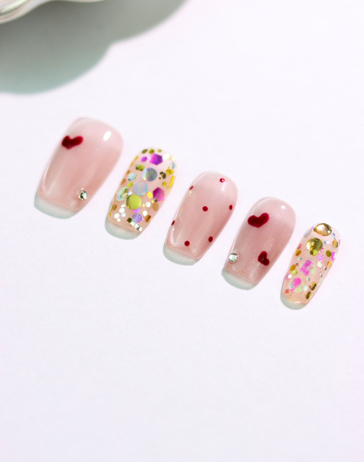 Sweetheart Sparkle - ミルキーピンクカラースパンコールハートアクセントニュアンスミディアムスクエアオフネイルチップ