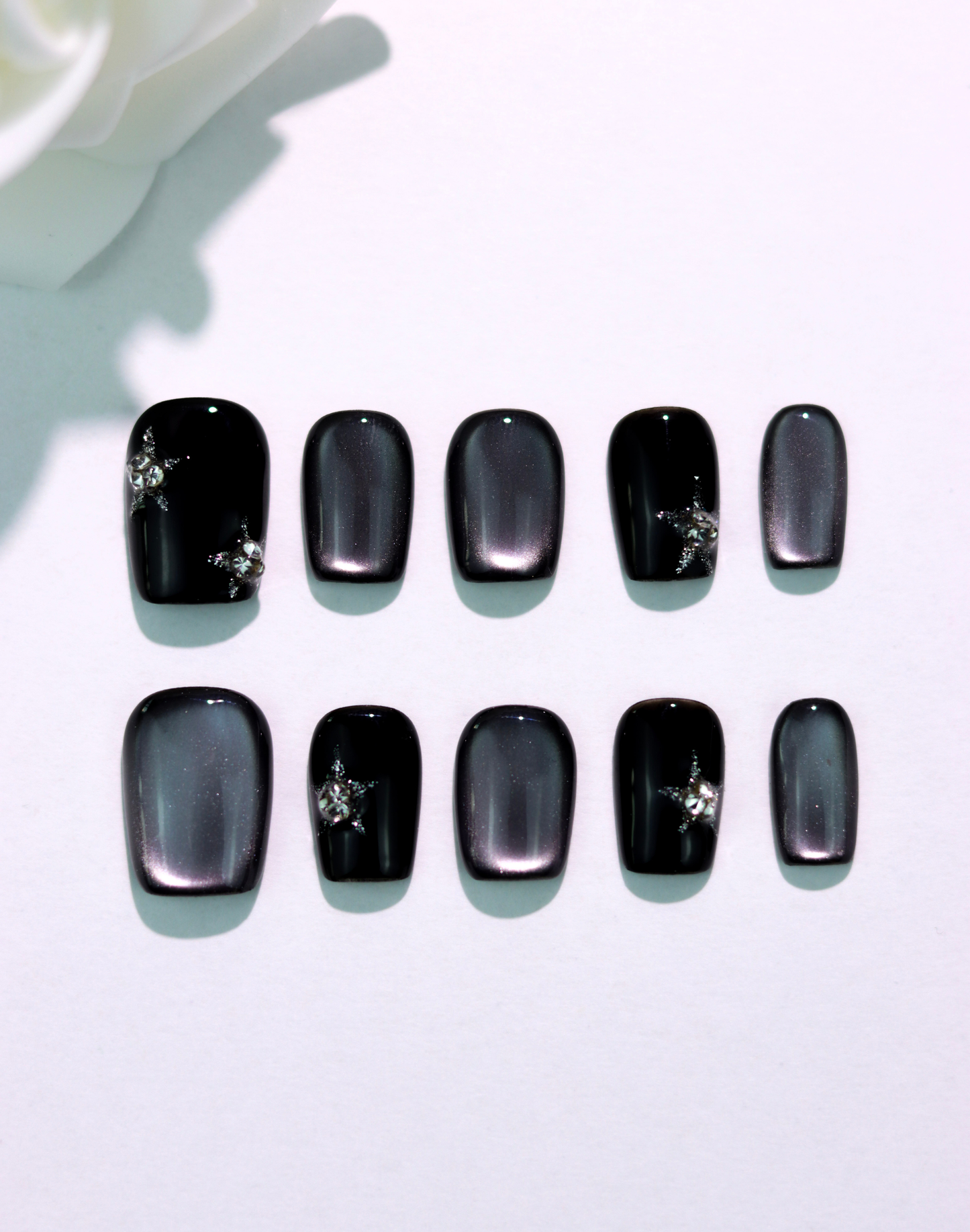 Crystal Black - ブラック偏光ニュアンスクリスタルアクセント上品ショートスクエアオフネイルチップ