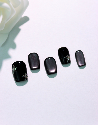 Crystal Black - ブラック偏光ニュアンスクリスタルアクセント上品ショートスクエアオフネイルチップ