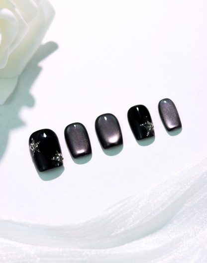 Crystal Black - ブラック偏光ニュアンスクリスタルアクセント上品ショートスクエアオフネイルチップ