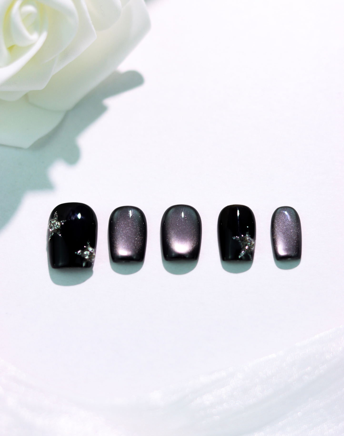 Crystal Black - ブラック偏光ニュアンスクリスタルアクセント上品ショートスクエアオフネイルチップ