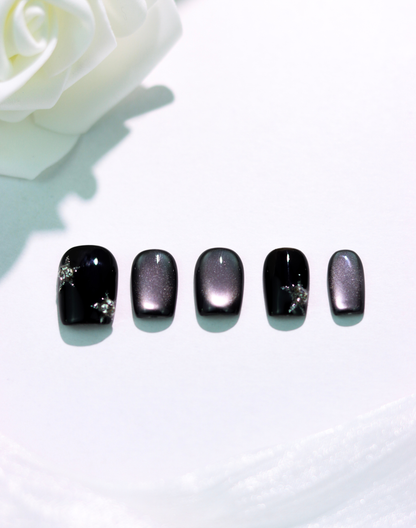 Crystal Black - ブラック偏光ニュアンスクリスタルアクセント上品ショートスクエアオフネイルチップ