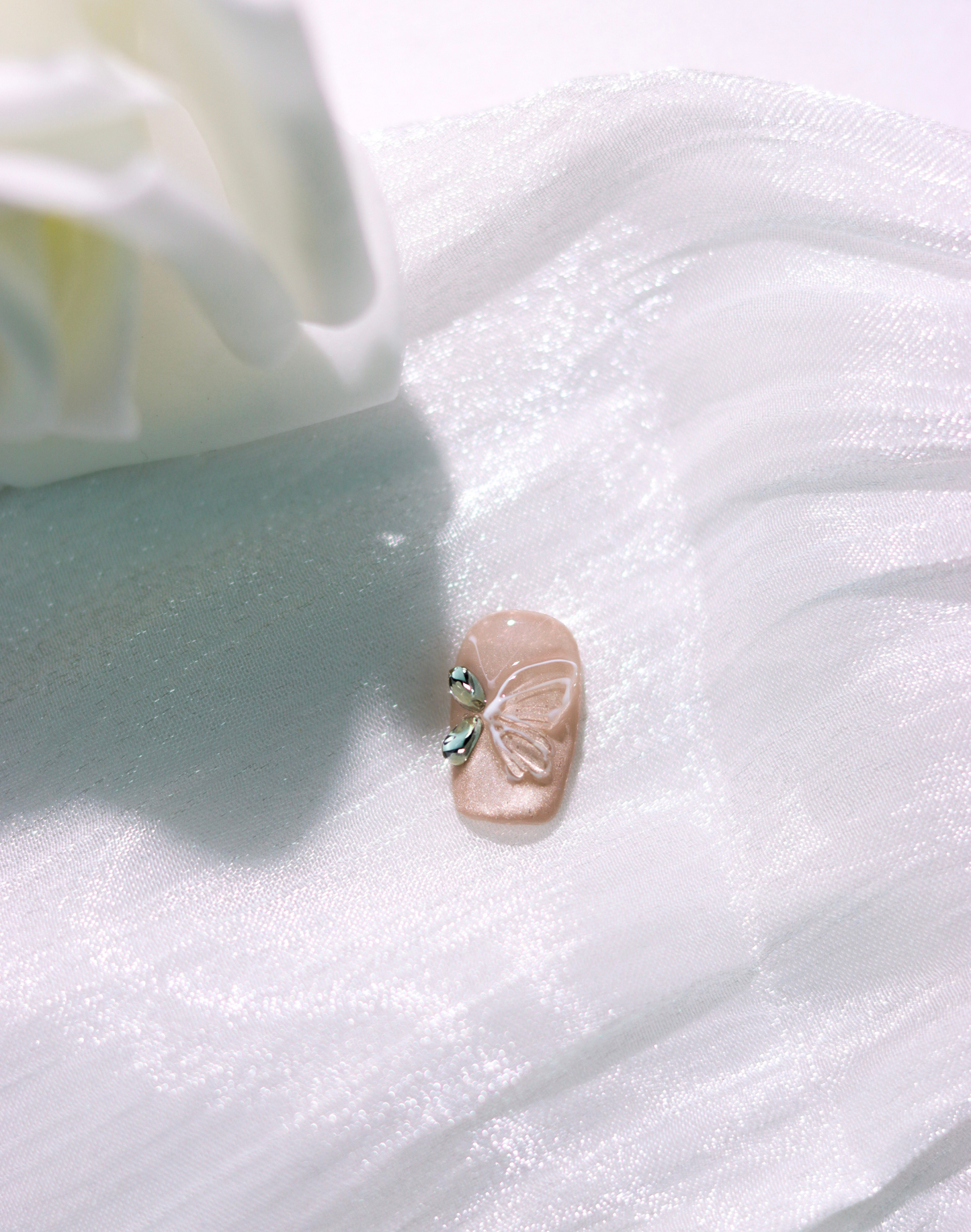 Butterfly Kiss - ミルキーピンク立体リボンハートアクセントニュアンス ショートスクエアオフネイルチップ