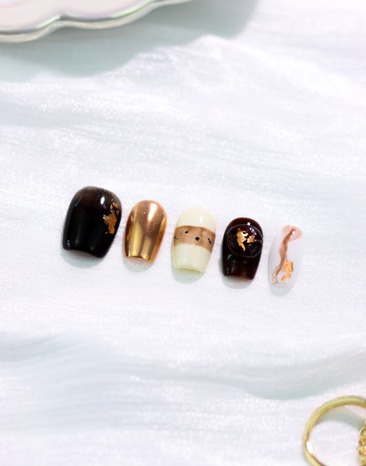 Cocoa Melt - ダークブラウン×ミルキー 大理石ニュアンス ゴールドアクセント ミディアムスクエアオフネイルチップ