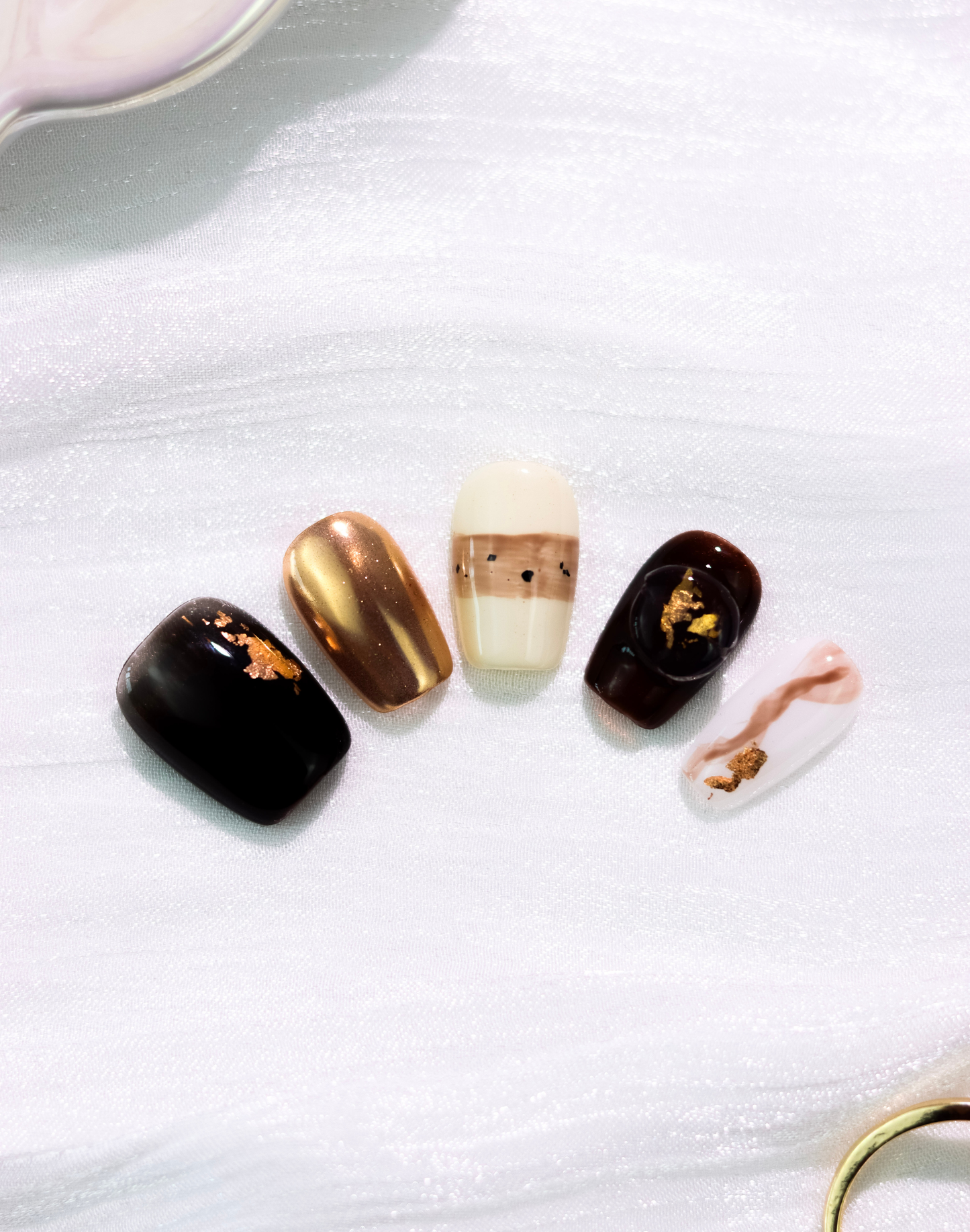 Cocoa Melt - ダークブラウン×ミルキー 大理石ニュアンス ゴールドアクセント ミディアムスクエアオフネイルチップ