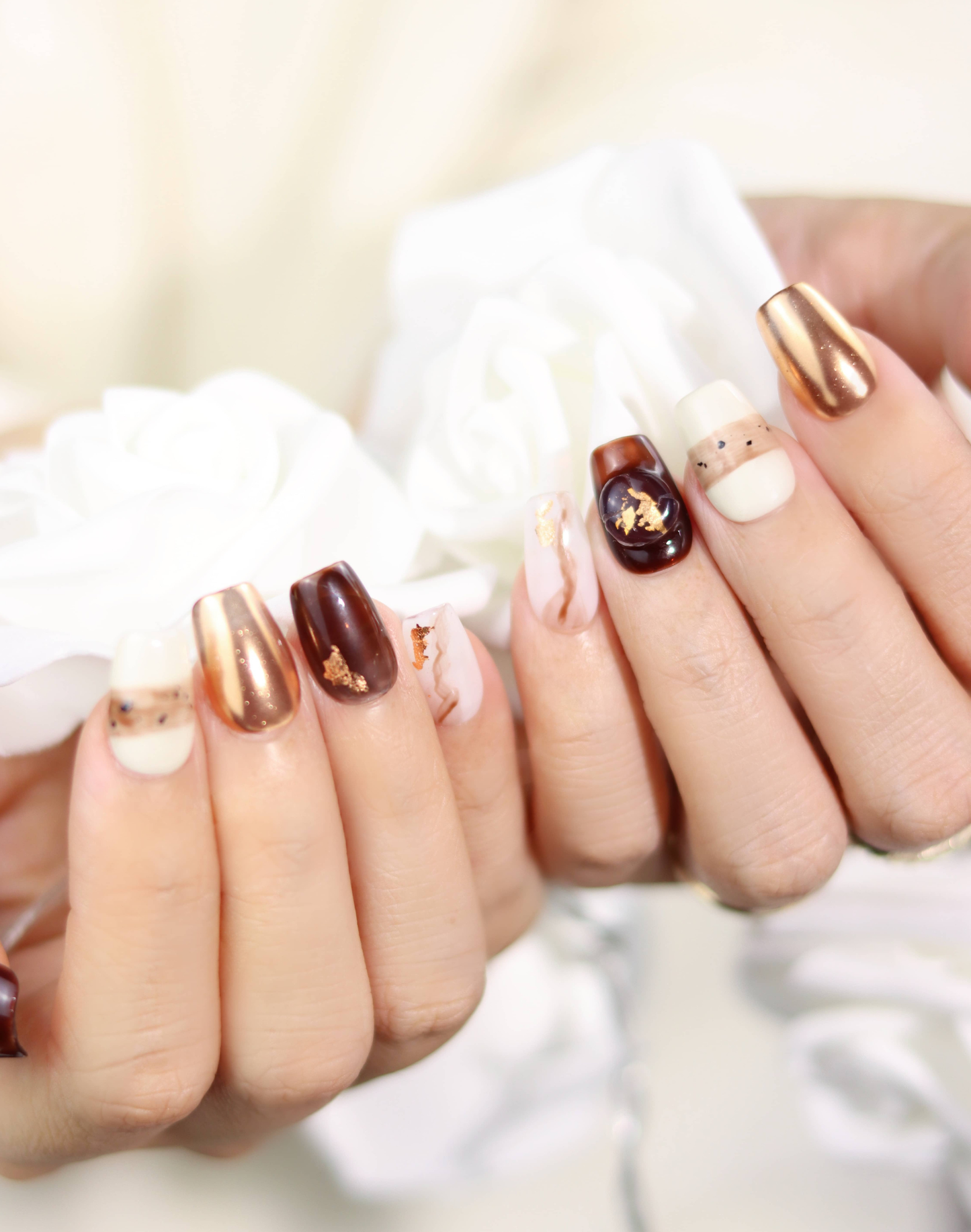 Cocoa Melt - ダークブラウン×ミルキー 大理石ニュアンス ゴールドアクセント ミディアムスクエアオフネイルチップ