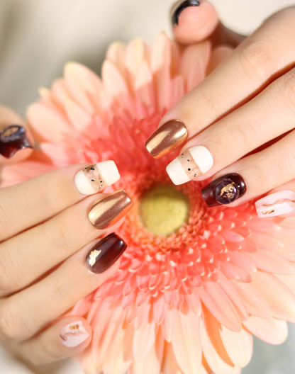 Cocoa Melt - ダークブラウン×ミルキー 大理石ニュアンス ゴールドアクセント ミディアムスクエアオフネイルチップ