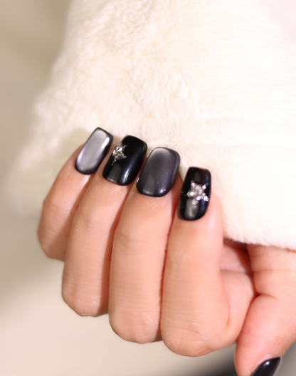 Crystal Black - ブラック偏光ニュアンスクリスタルアクセント上品ショートスクエアオフネイルチップ
