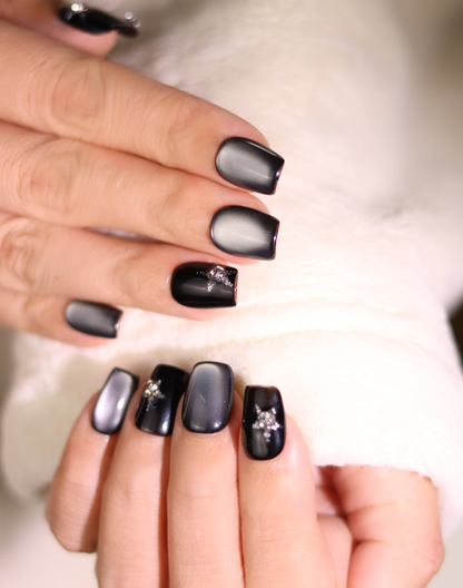 Crystal Black - ブラック偏光ニュアンスクリスタルアクセント上品ショートスクエアオフネイルチップ