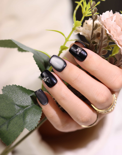 Crystal Black - ブラック偏光ニュアンスクリスタルアクセント上品ショートスクエアオフネイルチップ