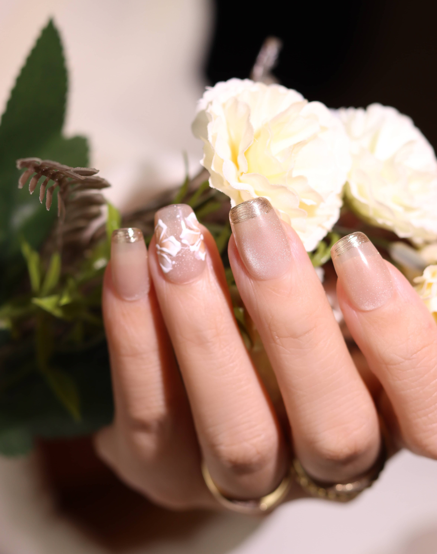 Soft Blossom - ヌーディーベージュフラワーデザインゴールドライン上品ショートスクエアオフネイルチップ