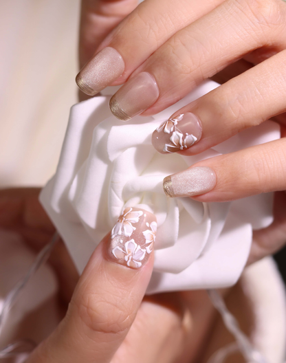 Soft Blossom - ヌーディーベージュフラワーデザインゴールドライン上品ショートスクエアオフネイルチップ