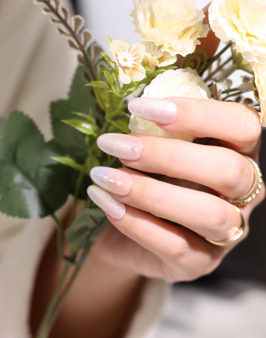 Butterfly Nude - ヌーディーベージュ 繊細ラメ バタフライデザイン 上品オーバルネイルチップ