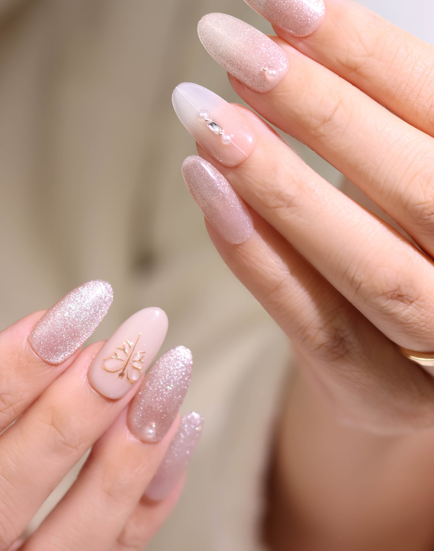 Butterfly Nude - ヌーディーベージュ 繊細ラメ バタフライデザイン 上品オーバルネイルチップ