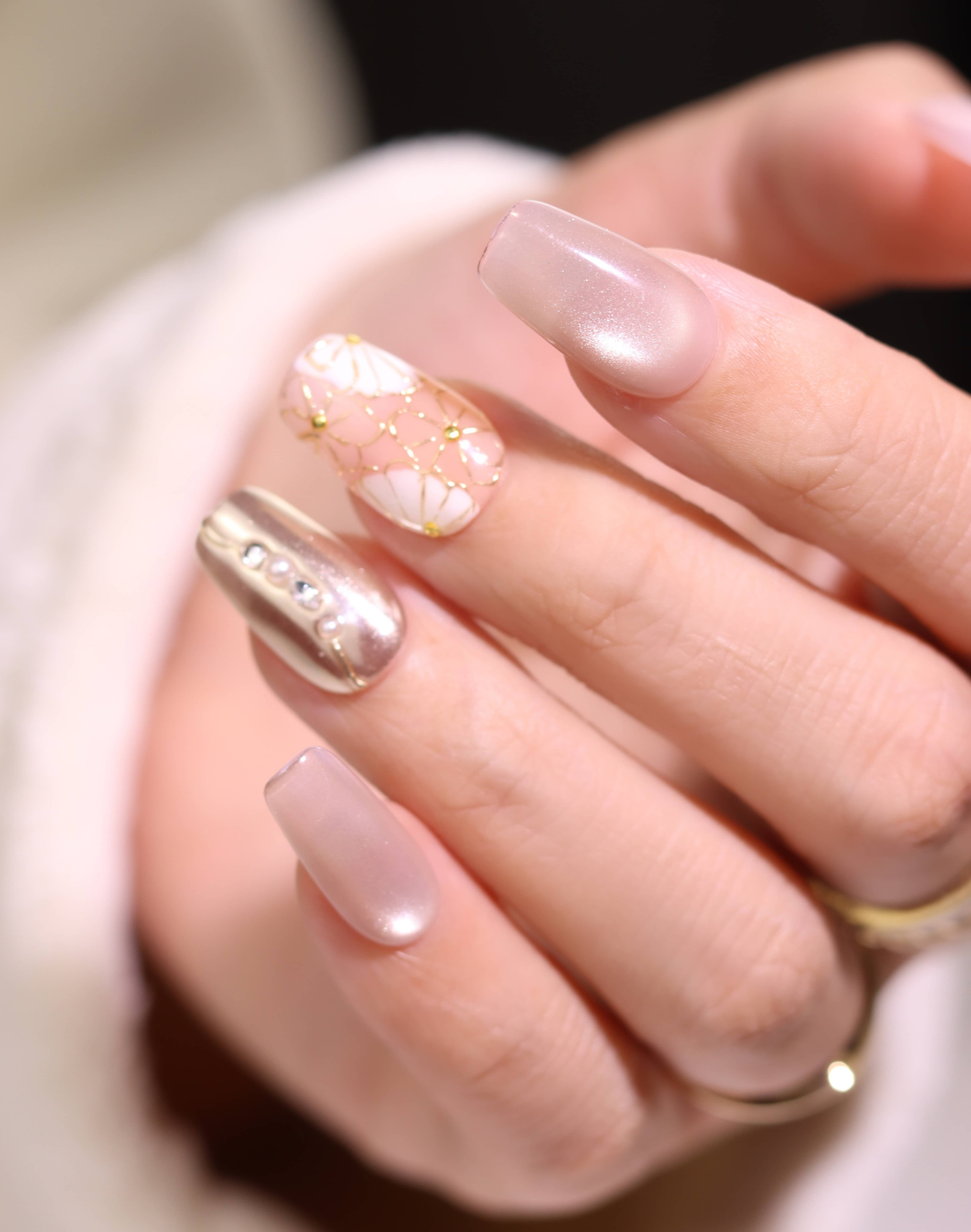 Cream Flower - ヌーディーベージュ 金線フラワー パールアクセント 上品ニュアンスミディアムスクエアオフネイルチップ