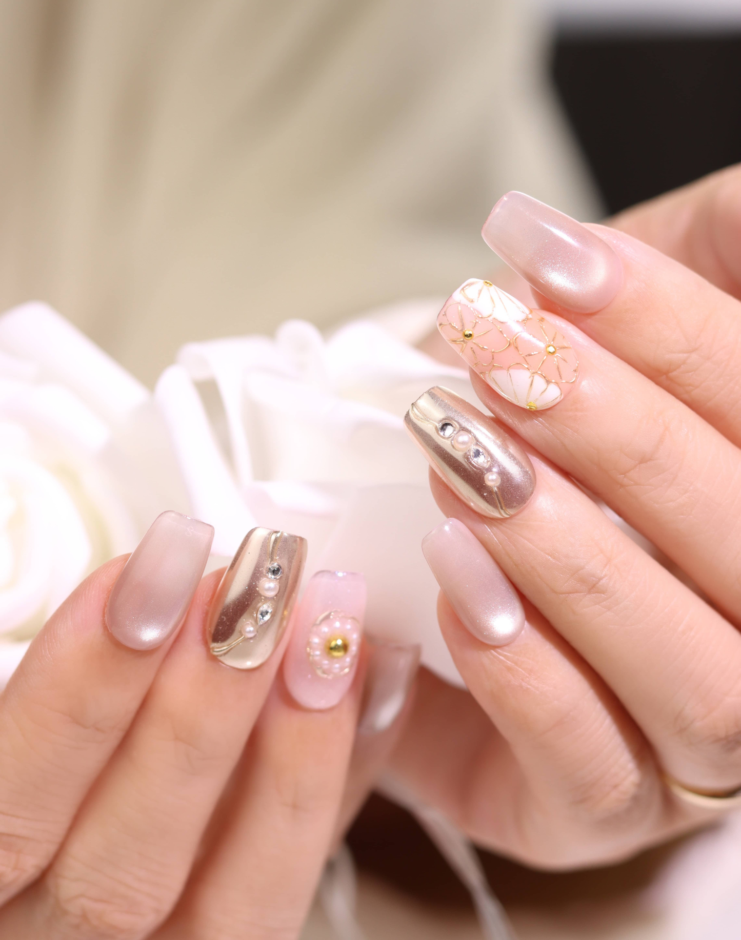 Cream Flower - ヌーディーベージュ 金線フラワー パールアクセント 上品ニュアンスミディアムスクエアオフネイルチップ