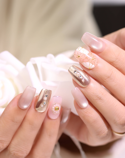 Cream Flower - ヌーディーベージュ 金線フラワー パールアクセント 上品ニュアンスミディアムスクエアオフネイルチップ