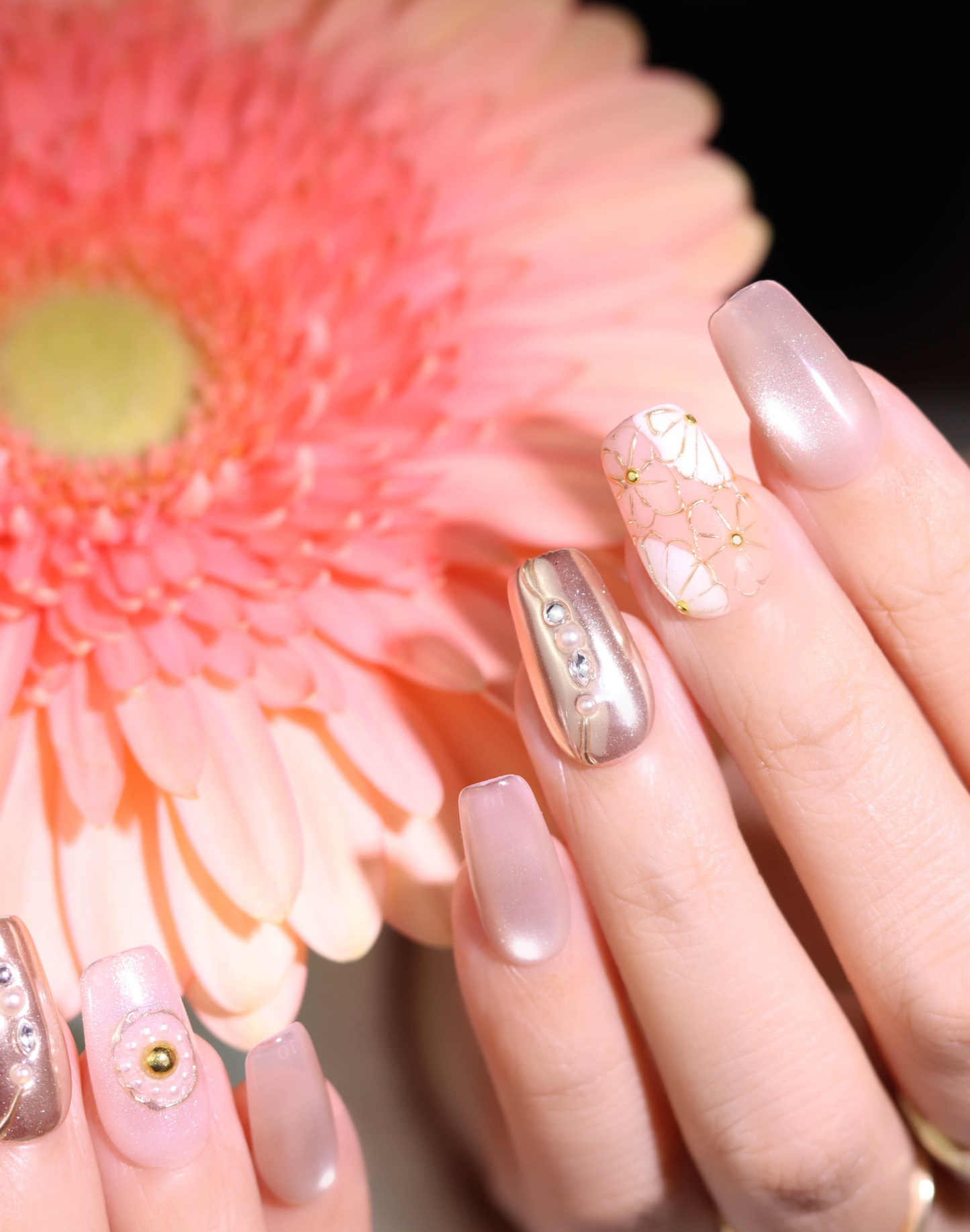 Cream Flower - ヌーディーベージュ 金線フラワー パールアクセント 上品ニュアンスミディアムスクエアオフネイルチップ