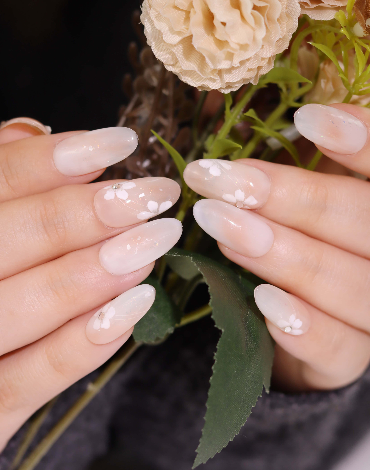 Petal Drift - ヌーディーベージュ フラワーペタル ニュアンス 上品オーバル ネイルチップ