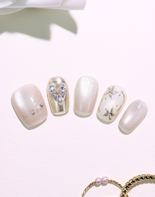 Autumn Heart - ハートビジューミルキーグレー透明感ニュアンスショートスクエアオフネイルチップ