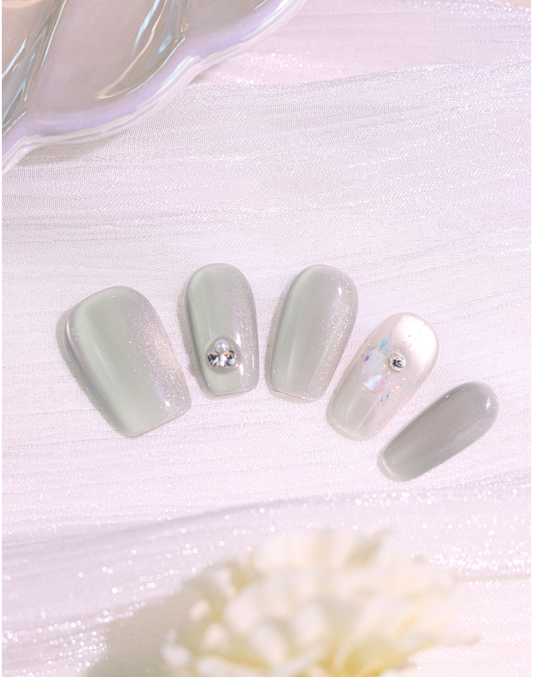 Moon Reflector - ミルキーシルバー 偏光ニュアンス 上品ビジューミディアムスクエアオフネイルチップ