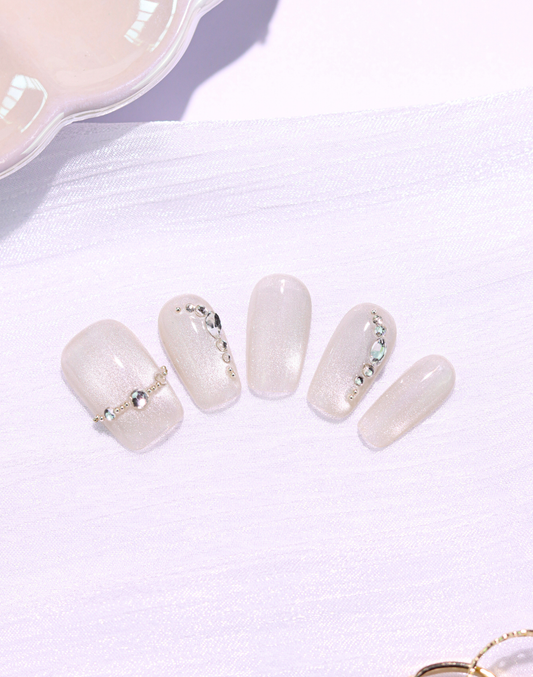 Moon Drape - シアーホワイトビジューライン上品ニュアンスミディアムスクエアオフネイルチップ