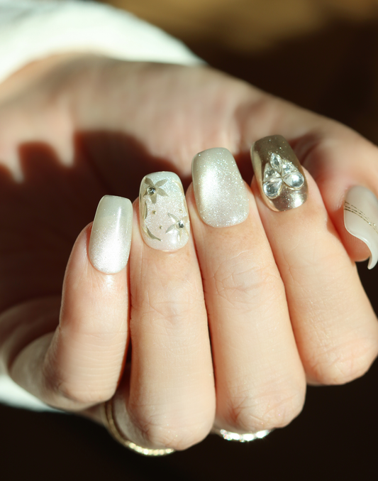 Autumn Heart - ハートビジューミルキーグレー透明感ニュアンスショートスクエアオフネイルチップ