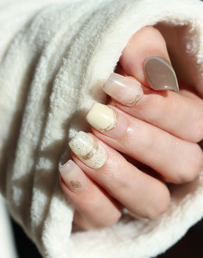 【20%OFF】Golden Dust - 水光ネイルヌーディーベージュ金箔デザインショートスクエアオフネイルチップ