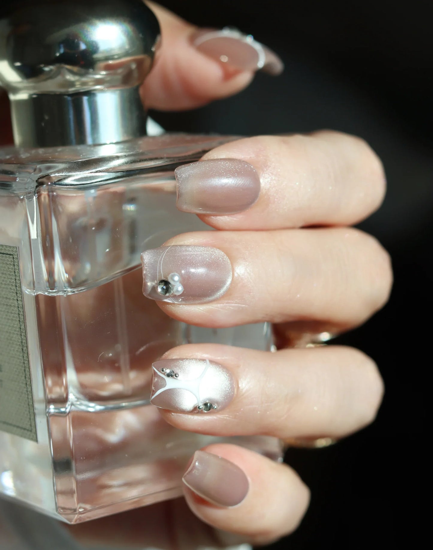 【20%OFF】Pearl Sketch - ミルキーベージュパールラインニュアンスデザインショートスクエアオフネイルチップ