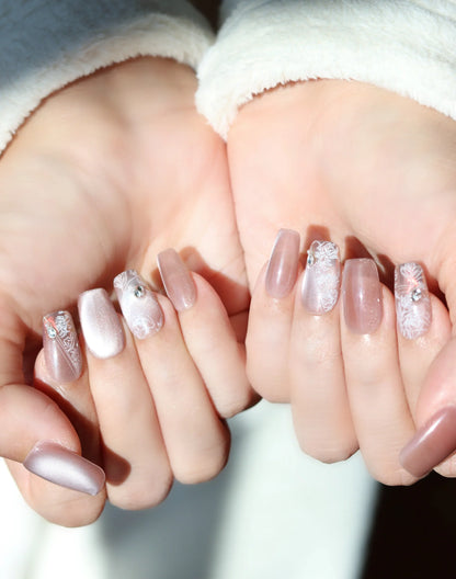 【20%OFF】Rosy Lace - ローズベージュレースニュアンスビジュー上品 ミディアムスクエアオフネイルチップ