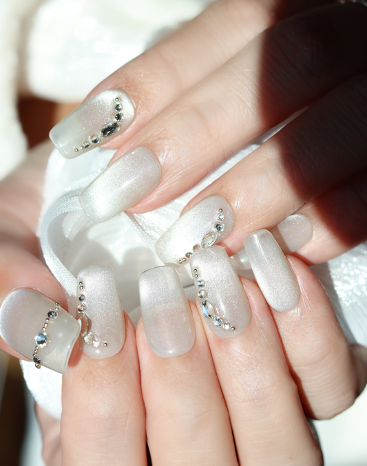 Moon Drape - シアーホワイトビジューライン上品ニュアンスミディアムスクエアオフネイルチップ