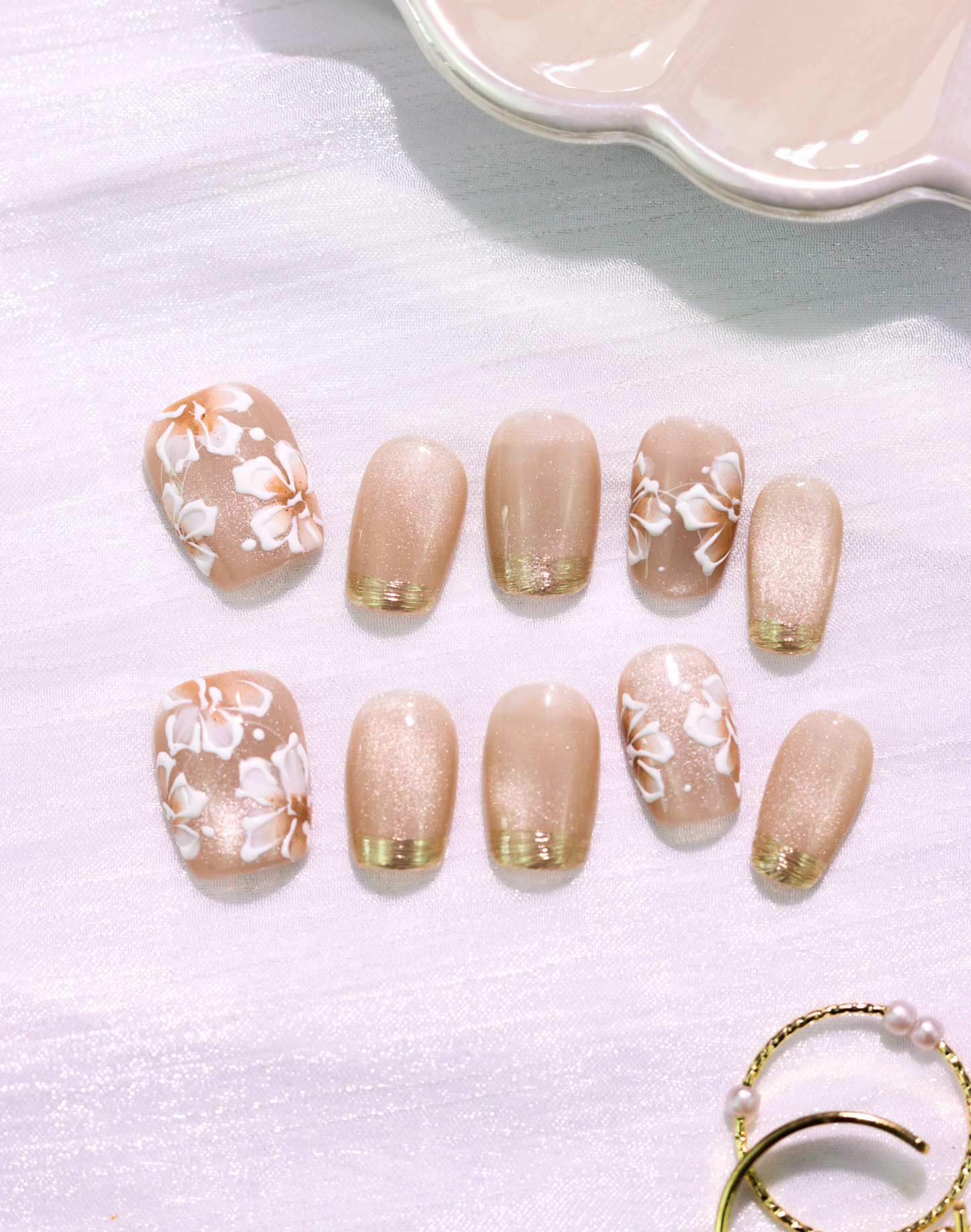 Soft Blossom - ヌーディーベージュフラワーデザインゴールドライン上品ショートスクエアオフネイルチップ