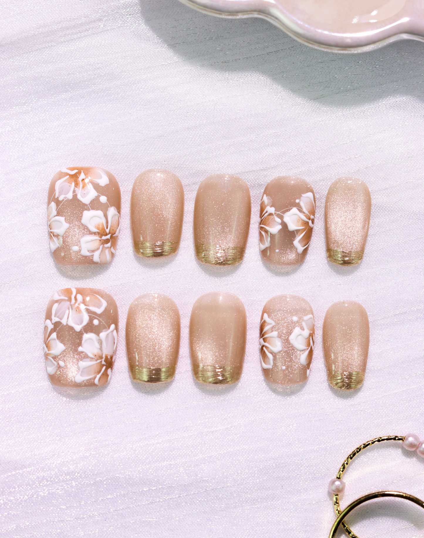 Soft Blossom - ヌーディーベージュフラワーデザインゴールドライン上品ショートスクエアオフネイルチップ