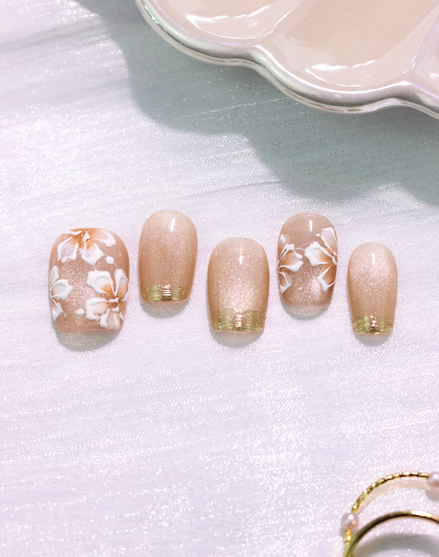 Soft Blossom - ヌーディーベージュフラワーデザインゴールドライン上品ショートスクエアオフネイルチップ