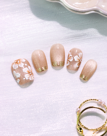 Soft Blossom - ヌーディーベージュフラワーデザインゴールドライン上品ショートスクエアオフネイルチップ