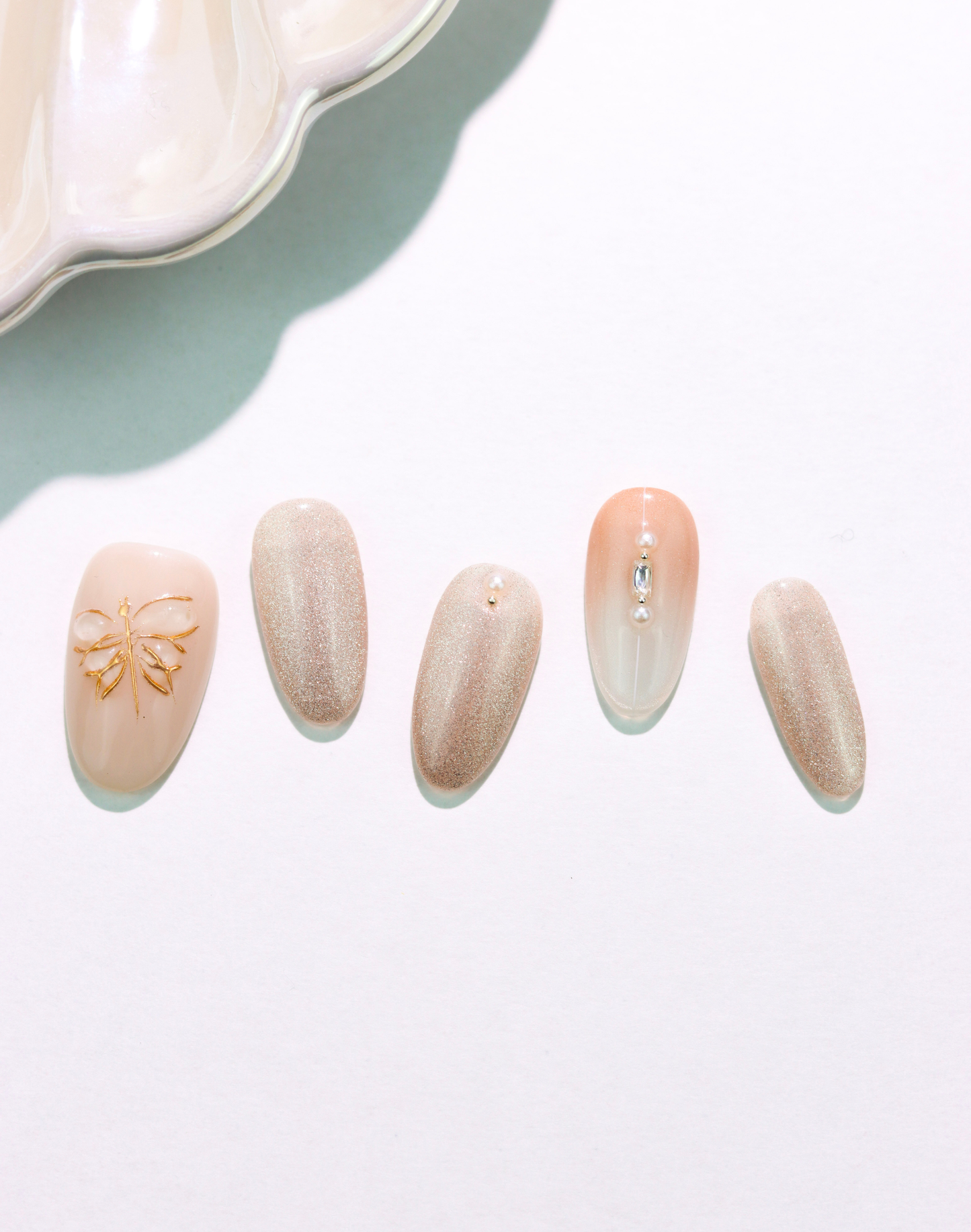 Butterfly Nude - ヌーディーベージュ 繊細ラメ バタフライデザイン 上品オーバルネイルチップ