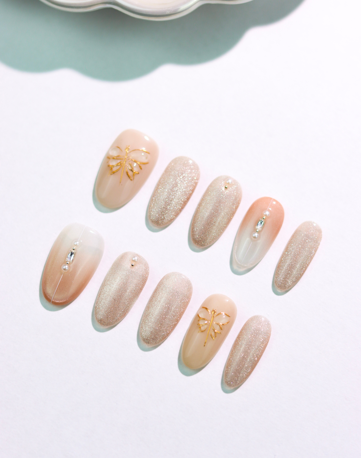 Butterfly Nude - ヌーディーベージュ 繊細ラメ バタフライデザイン 上品オーバルネイルチップ