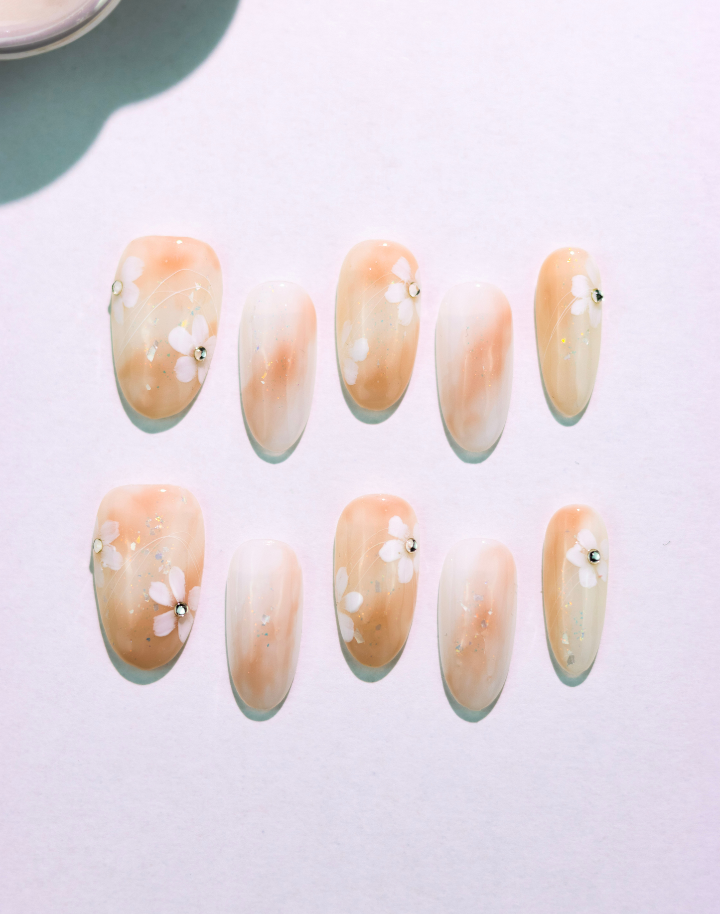 Petal Drift - ヌーディーベージュ フラワーペタル ニュアンス 上品オーバル ネイルチップ