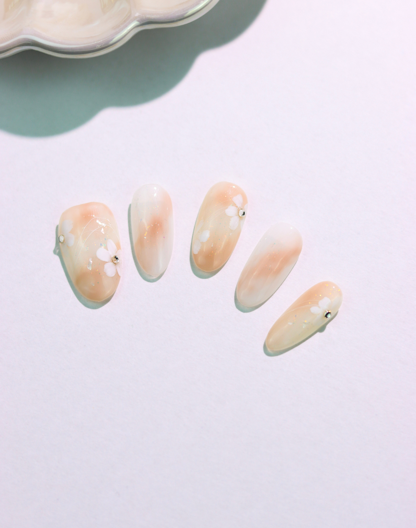 Petal Drift - ヌーディーベージュ フラワーペタル ニュアンス 上品オーバル ネイルチップ