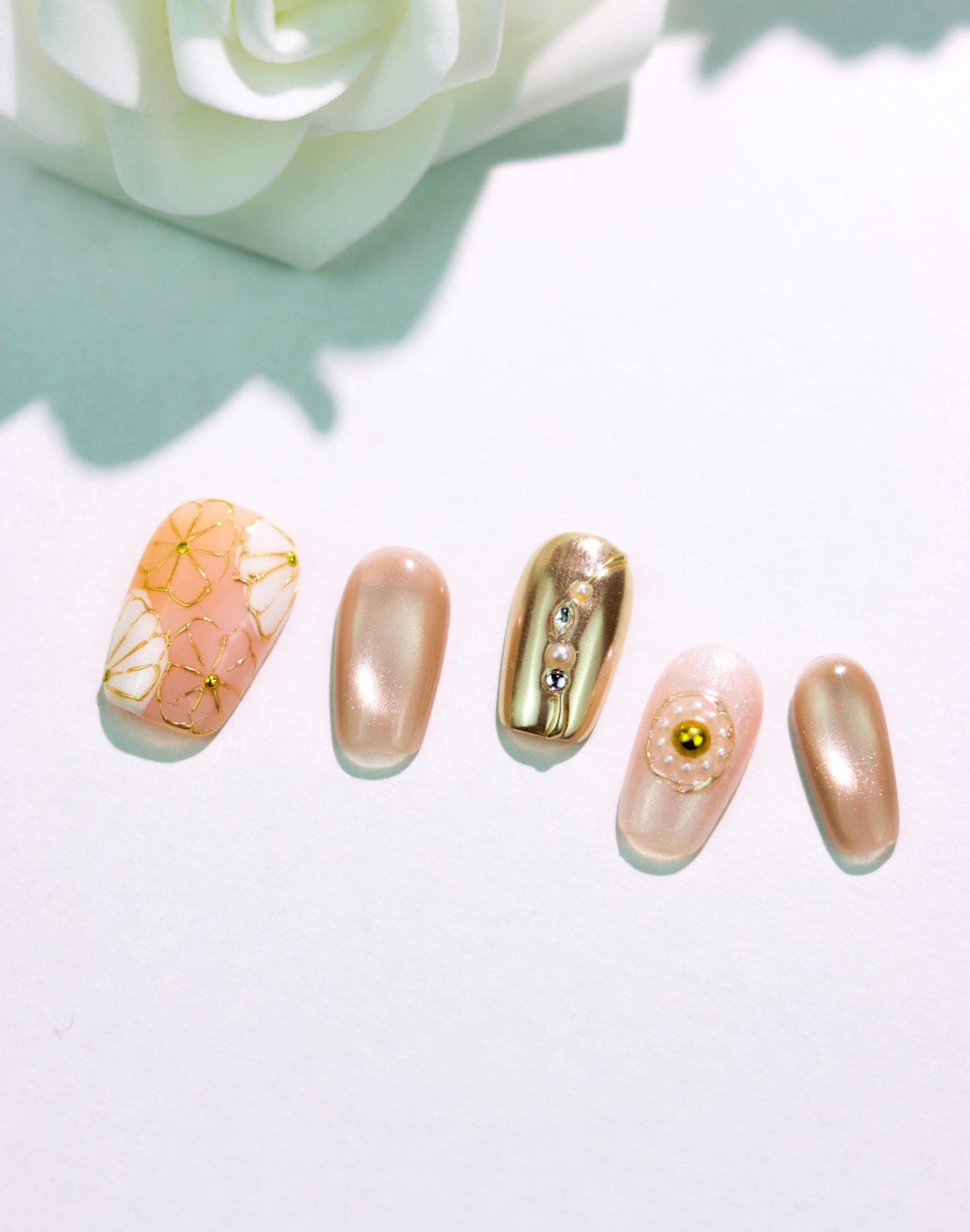 Cream Flower - ヌーディーベージュ 金線フラワー パールアクセント 上品ニュアンスミディアムスクエアオフネイルチップ